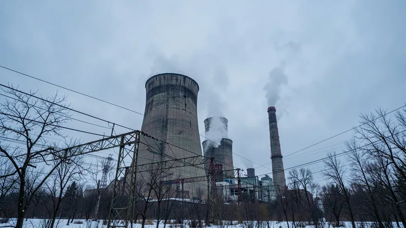 Termoelektrana sa dalekovodima u pozadini