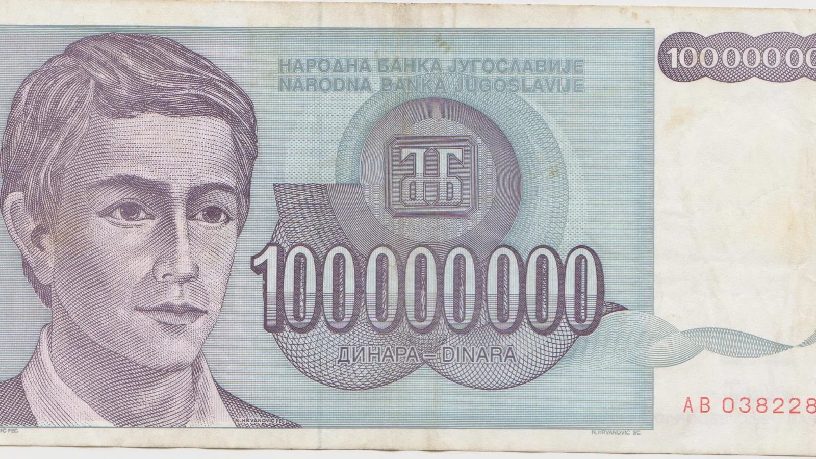 Brojanje dinarskih novčanica na stolu