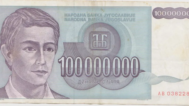 Brojanje dinarskih novčanica na stolu
