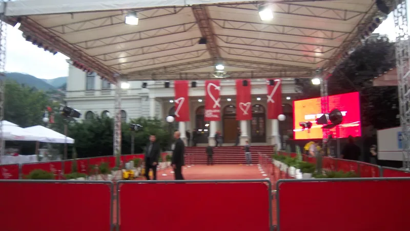 Crveni tepih ispred pozorišta tokom filmskog festivala