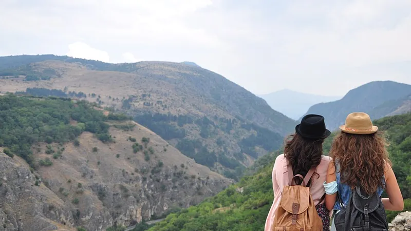 Kino pod otvorenim nebom u starom gradu