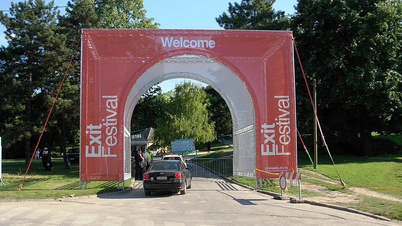 Publika na festivalu unutar tvrđave noću