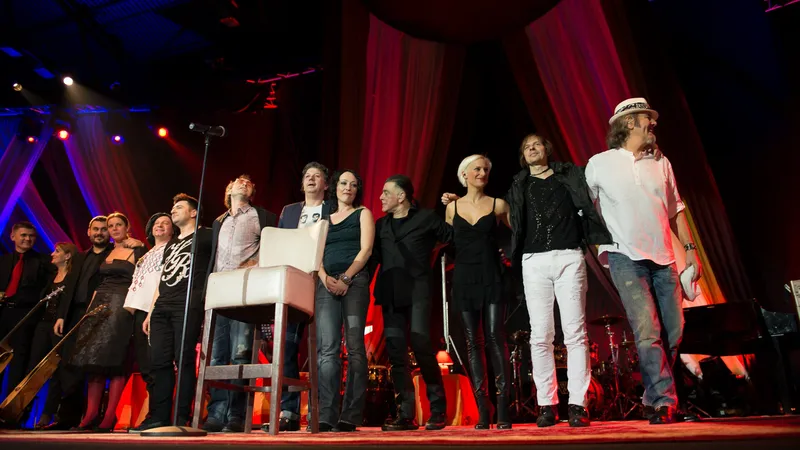 Grupa Parni valjak na pozornici tokom koncerta 2013. godine