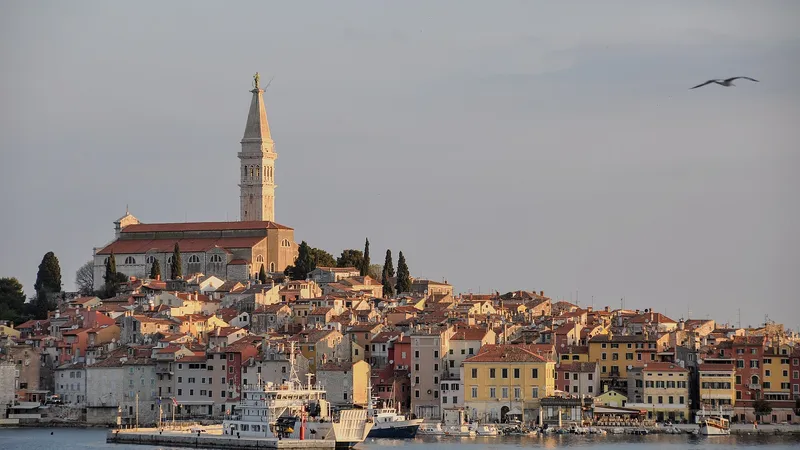 Pogled na Rovinj u zoru