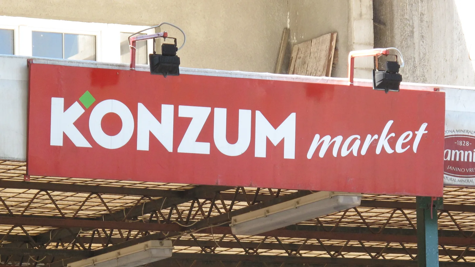 Kupac u supermarketu gleda cijene