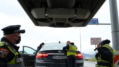 Policija pretražuje vozilo na graničnom prelazu